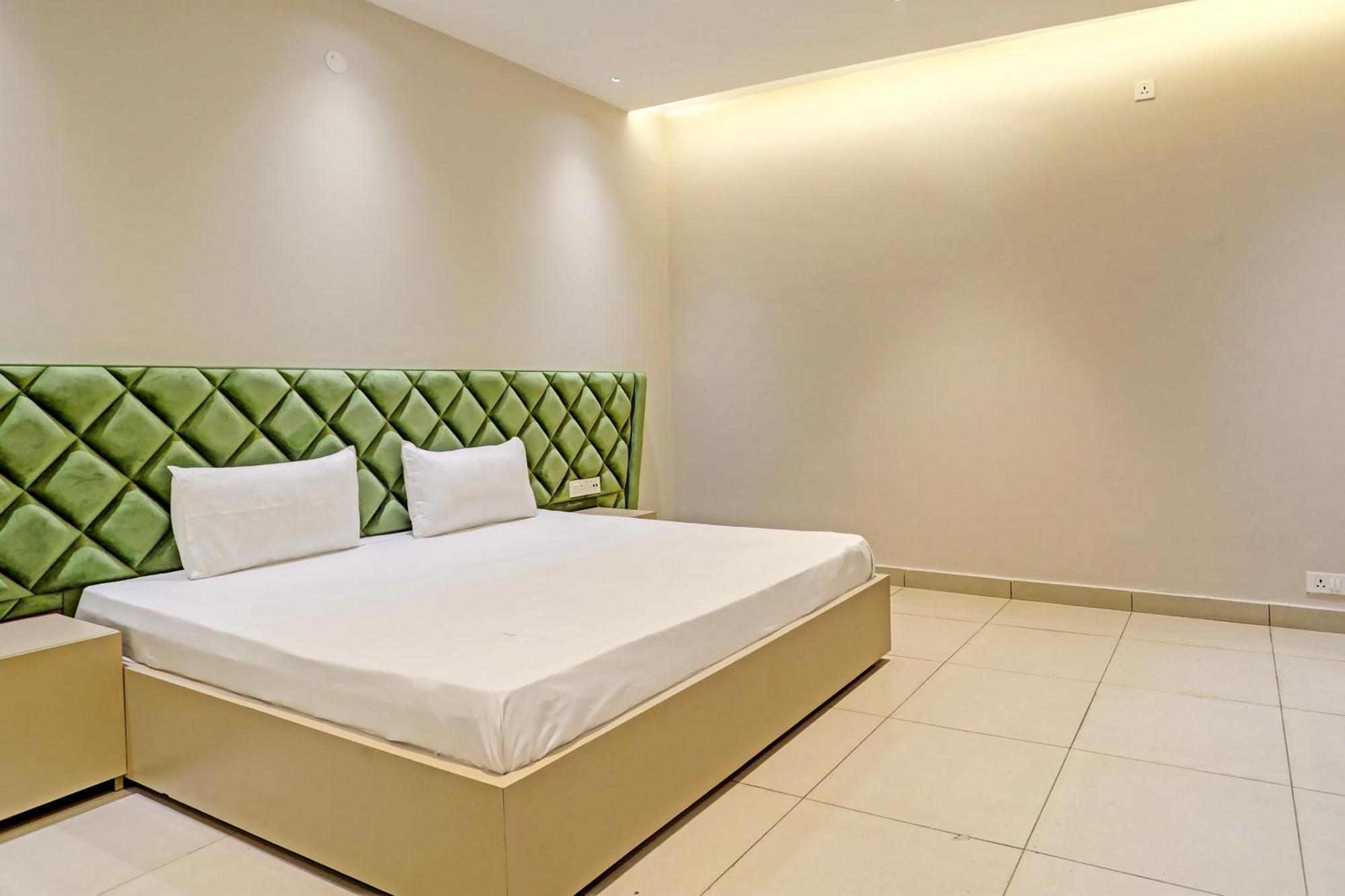 Hotel O Miraas Hotel And Banquet Hall Ludhiana Esterno foto