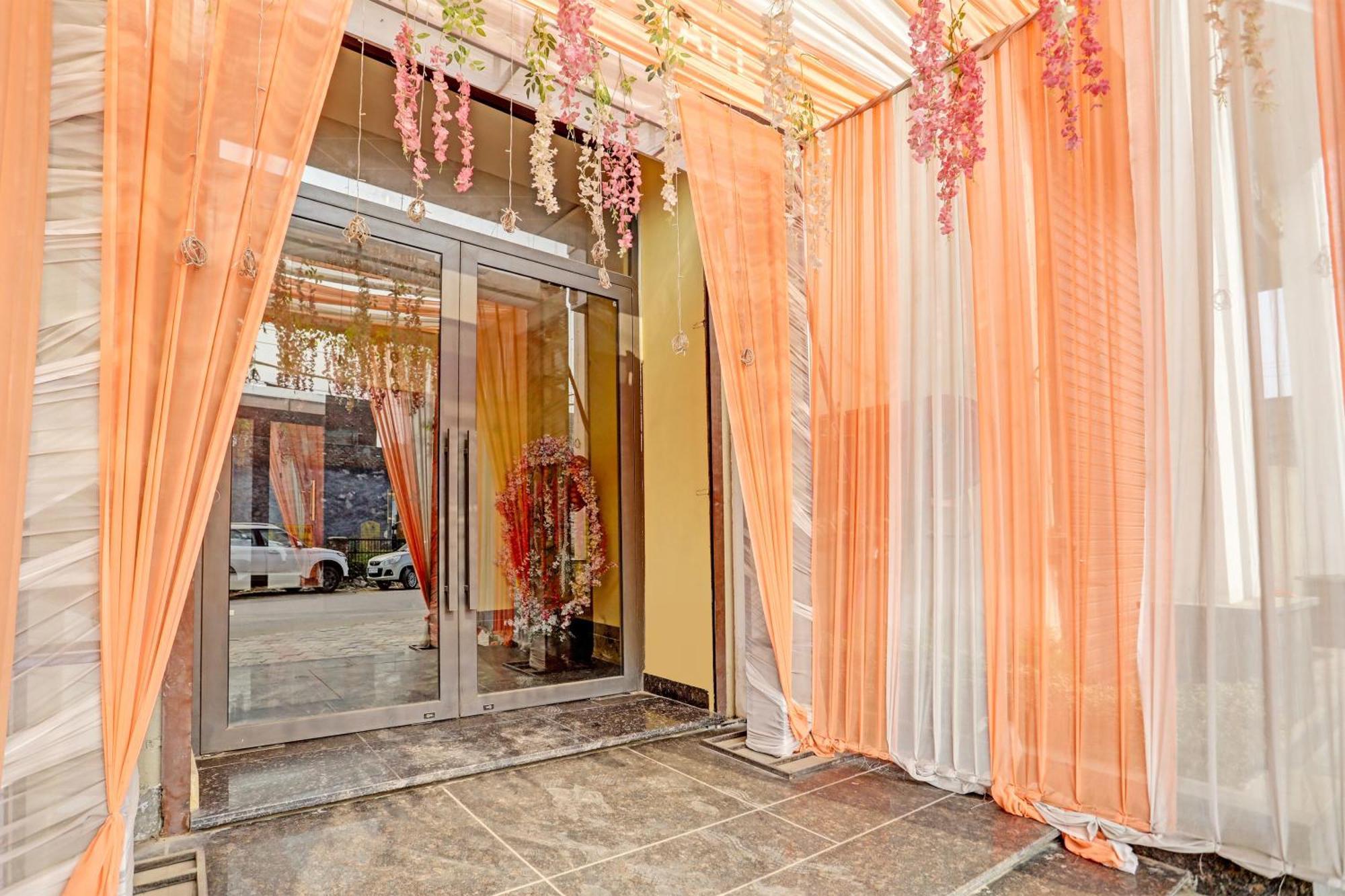 Hotel O Miraas Hotel And Banquet Hall Ludhiana Esterno foto